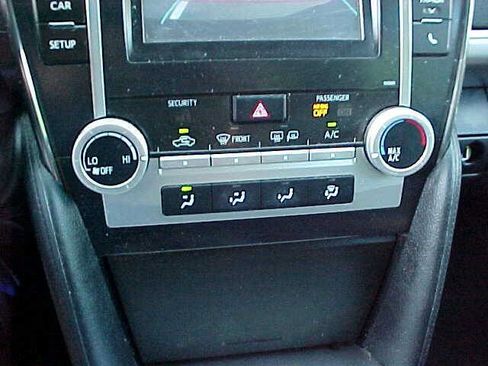 Used 2014 Toyota Camry SE FWD image 27