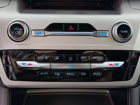 Used 2022 Ford Explorer XLT image 17