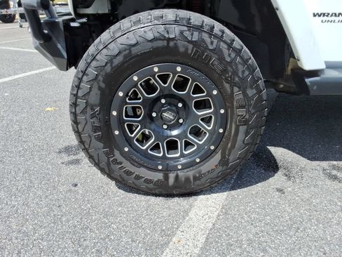 Used 2014 Jeep Wrangler Unlimited Sahara w/ Connectivity Group AWD/4WD image 9