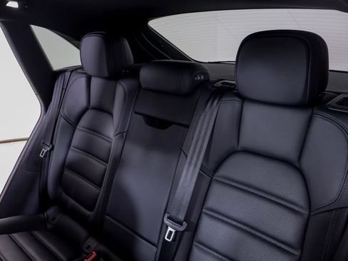 Certified 2026 Porsche Macan AWD/4WD image 8