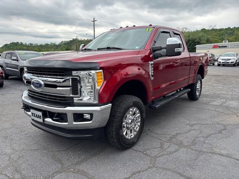 Used 2017 Ford F250 XLT w/ XLT Premium Package AWD/4WD image 3
