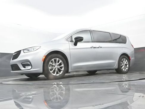 Used 2026 Chrysler Pacifica Limited FWD image 12