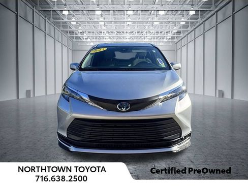 Used 2025 Toyota Sienna LE FWD image 6