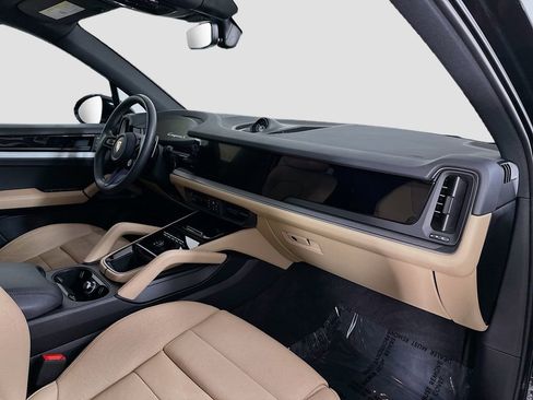 Certified 2025 Porsche Cayenne S AWD/4WD image 32