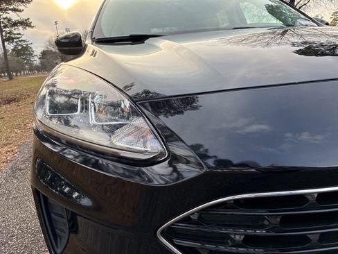 Used 2022 Ford Escape SE w/ SE Sport Appearance Package image 9