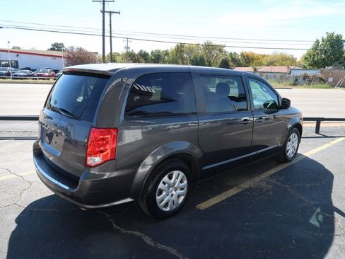 Used 2018 Dodge Grand Caravan SE image 3