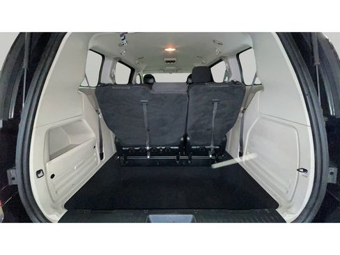 Used 2017 Dodge Grand Caravan SE FWD image 17