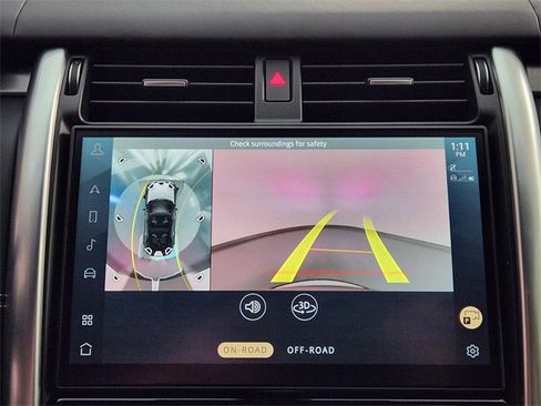 Used 2024 Land Rover Discovery Metropolitan Edition image 17