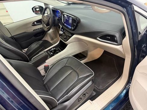 Used 2023 Chrysler Pacifica Limited image 30