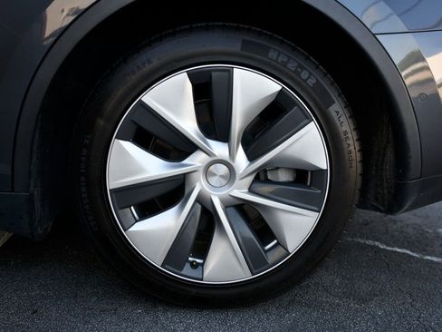 Used 2021 Tesla Model Y Long Range image 12