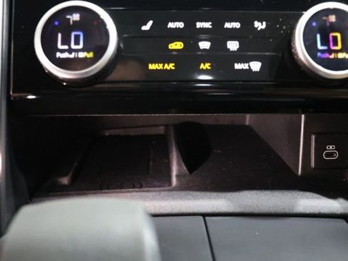 Used 2024 Land Rover Discovery Dynamic SE image 29