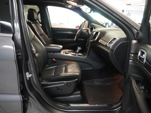 Used 2018 Jeep Grand Cherokee Overland AWD/4WD image 13