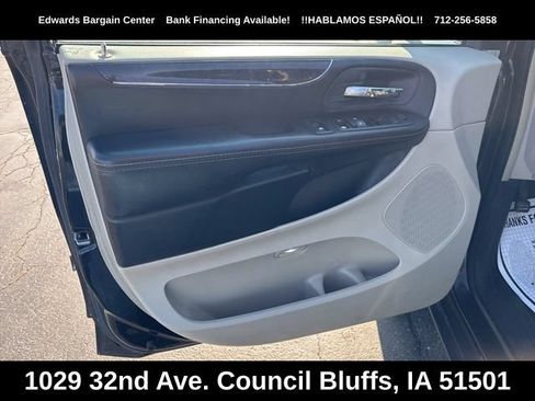 Used 2015 Chrysler Town & Country Touring FWD image 16