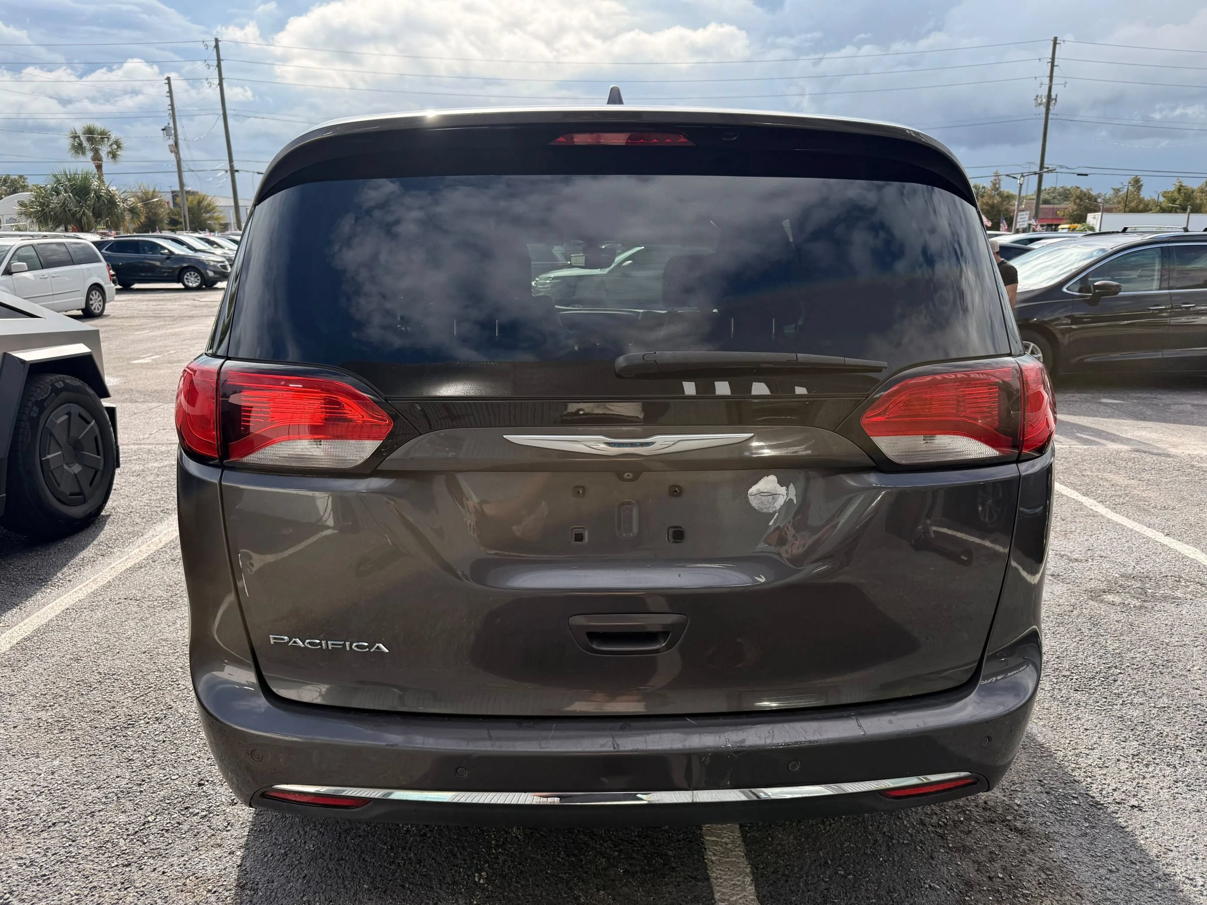 Used 2017 Chrysler Pacifica Touring-L Plus w/ Advanced Safetytec Group FWD image 5