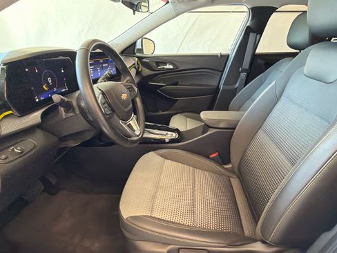 Used 2024 Chevrolet Trax LT w/ Sunroof Package FWD image 15