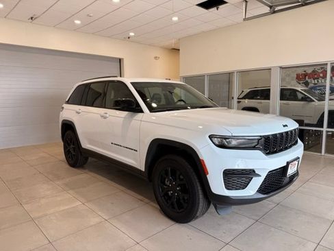 Used 2025 Jeep Grand Cherokee Altitude AWD/4WD image 3