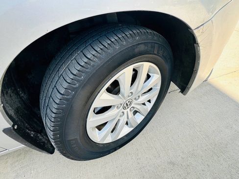 Used 2012 Volkswagen Routan SE image 31