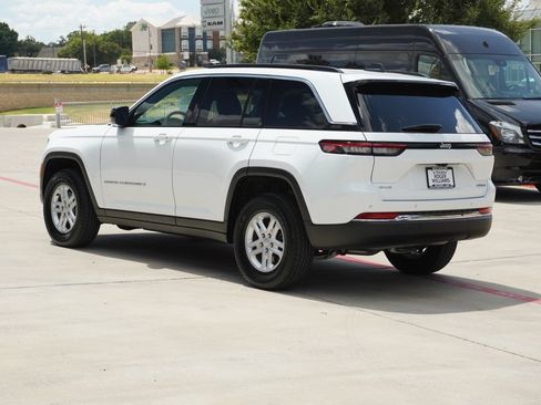Used 2025 Jeep Grand Cherokee Laredo AWD/4WD image 3