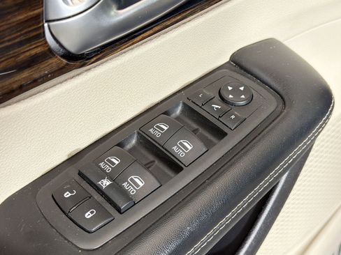 Used 2022 Chrysler Pacifica Limited FWD image 25