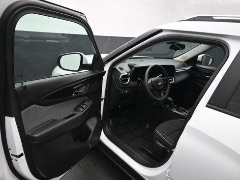 Used 2025 Chevrolet TrailBlazer LT AWD/4WD image 18