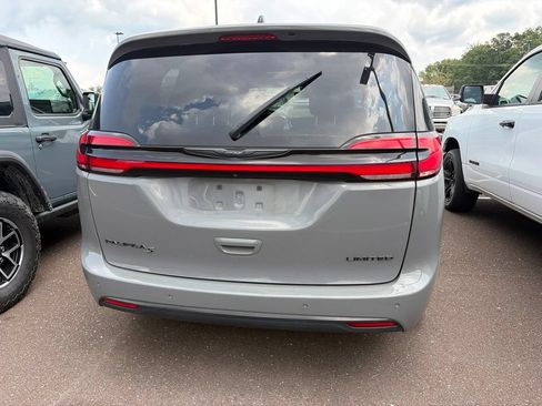 Used 2025 Chrysler Pacifica Limited FWD image 11