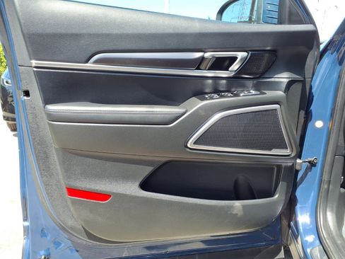 Used 2025 Kia Telluride S FWD image 17