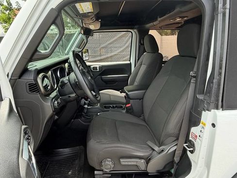 Used 2018 Jeep Wrangler Sport AWD/4WD image 9