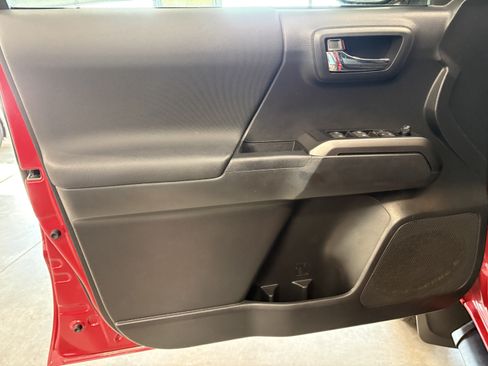 Used 2023 Toyota Tacoma TRD Off-Road w/ Technology Package AWD/4WD image 7