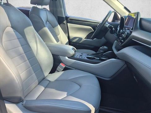 Used 2023 Toyota Highlander XLE FWD image 20