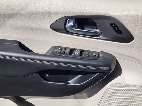 Used 2024 Chrysler Pacifica Select image 13