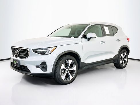 Used 2025 Volvo XC40 B5 Plus image 3