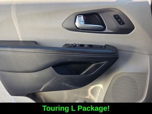 Used 2024 Chrysler Pacifica Touring-L FWD image 21
