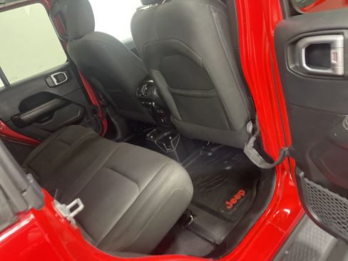 Used 2019 Jeep Wrangler Unlimited Sahara image 22
