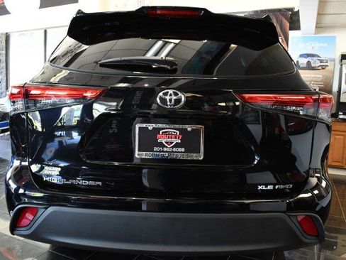 Used 2023 Toyota Highlander XLE AWD/4WD image 11