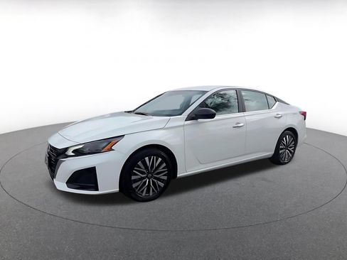 Used 2025 Nissan Altima 2.5 SV FWD image 8