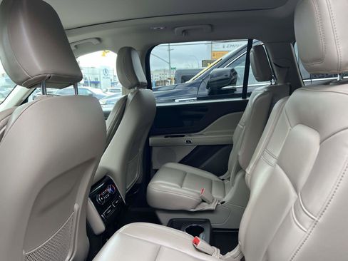 Used 2022 Lincoln Aviator Standard w/ Premium Package image 12