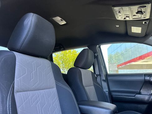 Used 2021 Toyota Tacoma TRD Off-Road w/ Technology Package AWD/4WD image 17