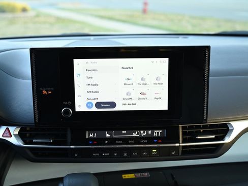 Used 2025 Toyota Sienna LE image 28