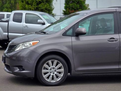 Used 2014 Toyota Sienna LE AWD/4WD image 5