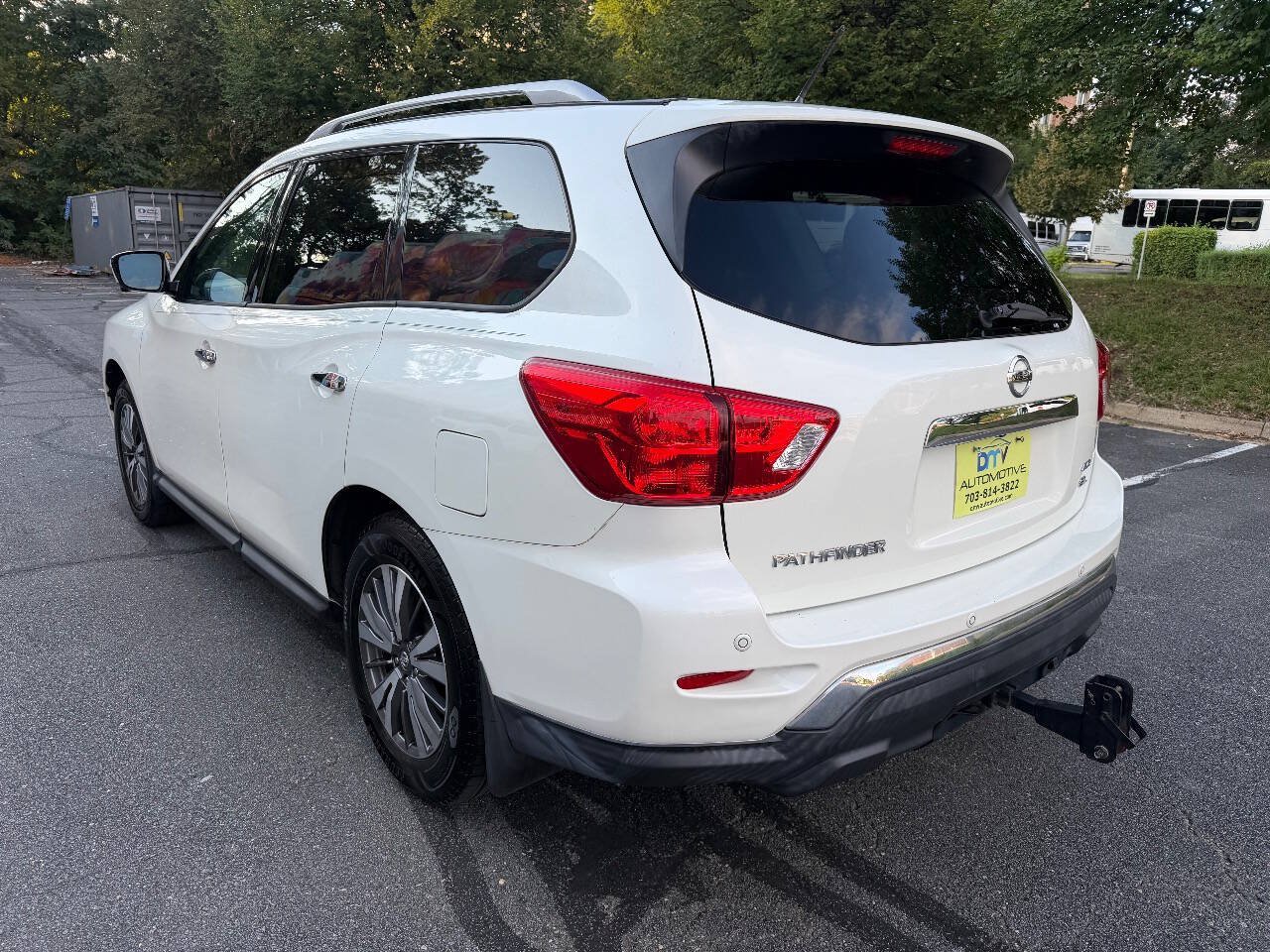 Used 2017 Nissan Pathfinder SL w/ SL Tech Package AWD/4WD image 4