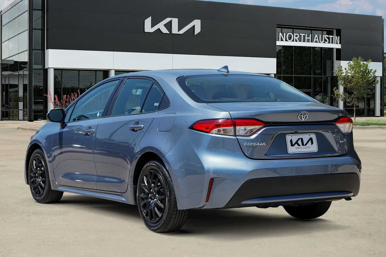 Used 2022 Toyota Corolla LE FWD image 4