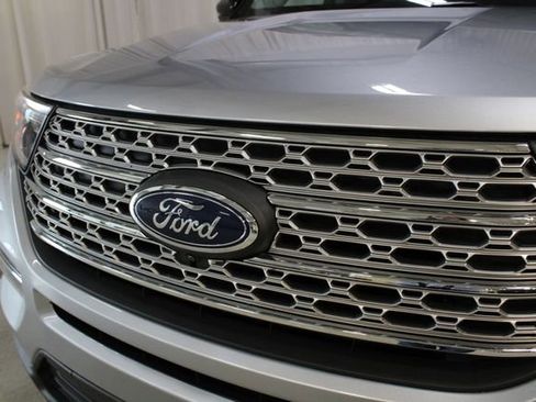 Used 2021 Ford Explorer Limited w/ Equipment Group 301A AWD/4WD image 33