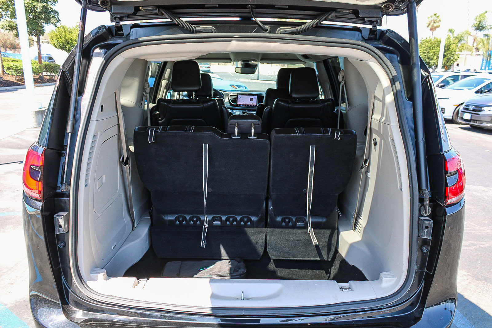 Used 2024 Chrysler Pacifica Limited FWD image 28