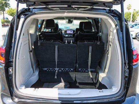 Used 2024 Chrysler Pacifica Limited FWD image 28