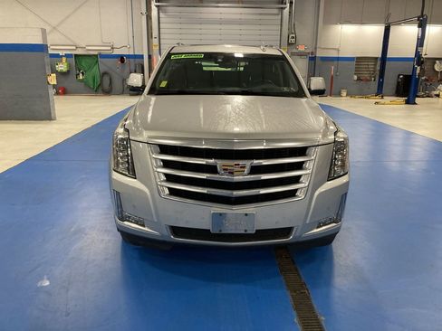 Used 2020 Cadillac Escalade Luxury AWD/4WD image 2