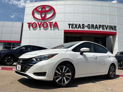 Used 2025 Nissan Versa SV FWD image 2