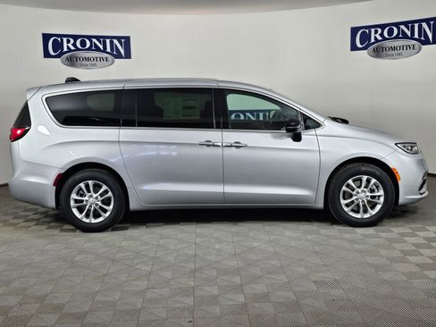 New 2026 Chrysler Pacifica Select image 6