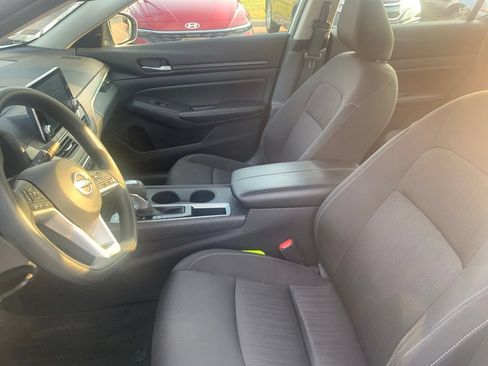 Used 2025 Nissan Altima 2.5 SV FWD image 12