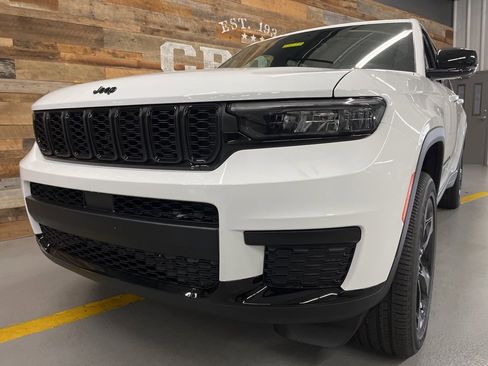 New 2025 Jeep Grand Cherokee L Altitude image 9