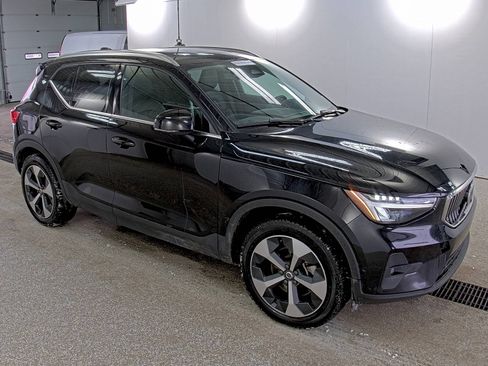 Used 2024 Volvo XC40 B5 Plus image 5